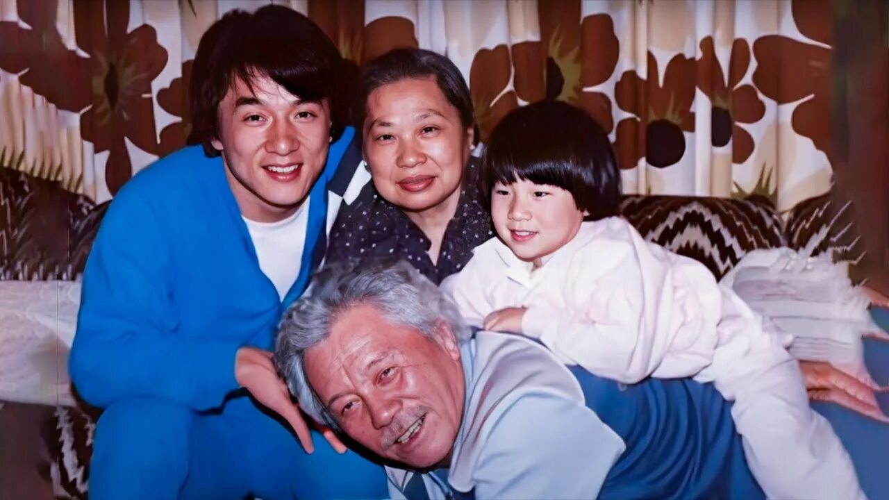 Джеки чан семья жена. Семья Джеки Чана. Джеки Чан с семьей 2022. Родители Джеки Чана. Отец Джеки Чана.