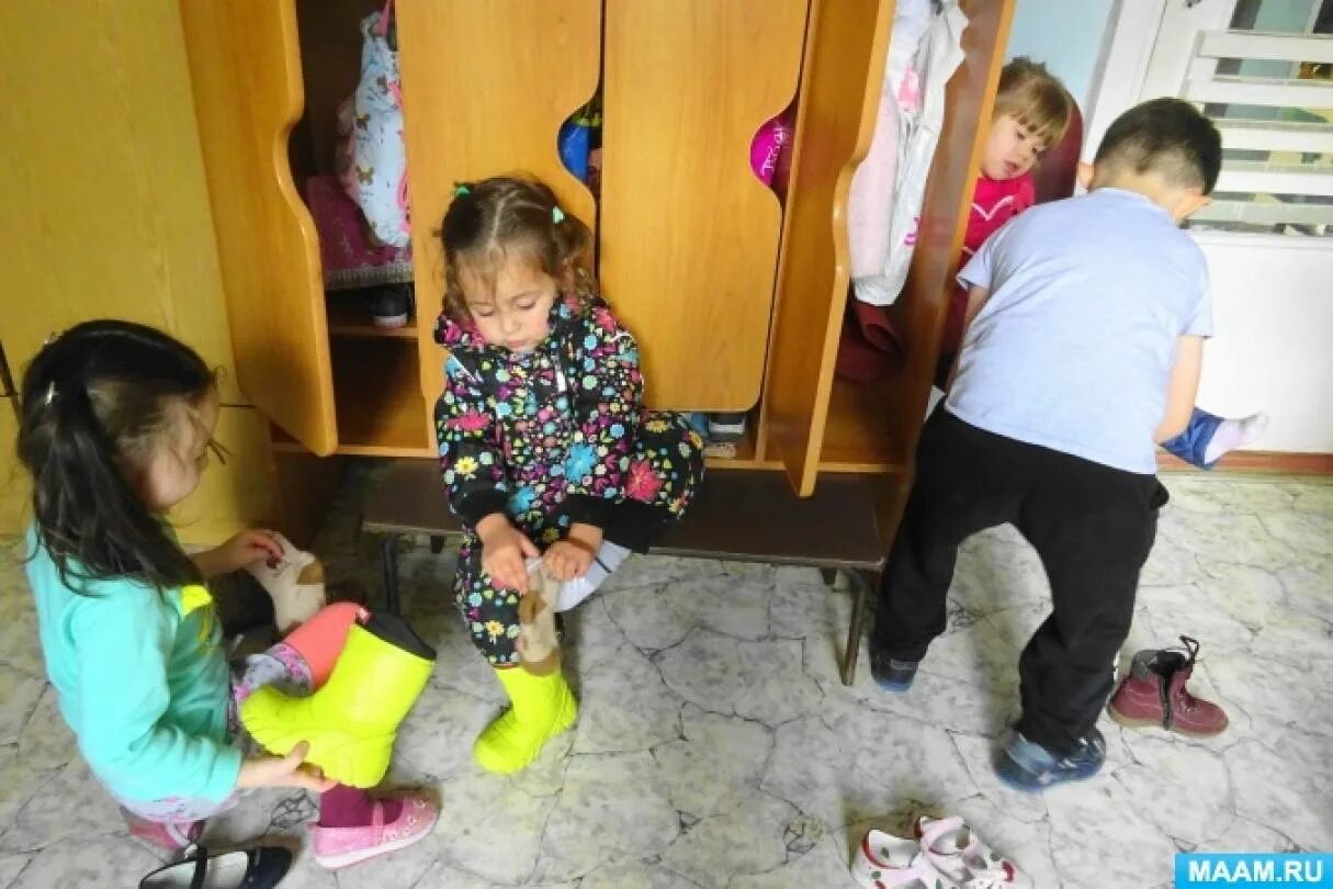 Дети одеваются в животных. Дети одеваются в детском саду. одеваемся на прогулку. на прогулку одеть ребенка. дети одеваются логопедия.