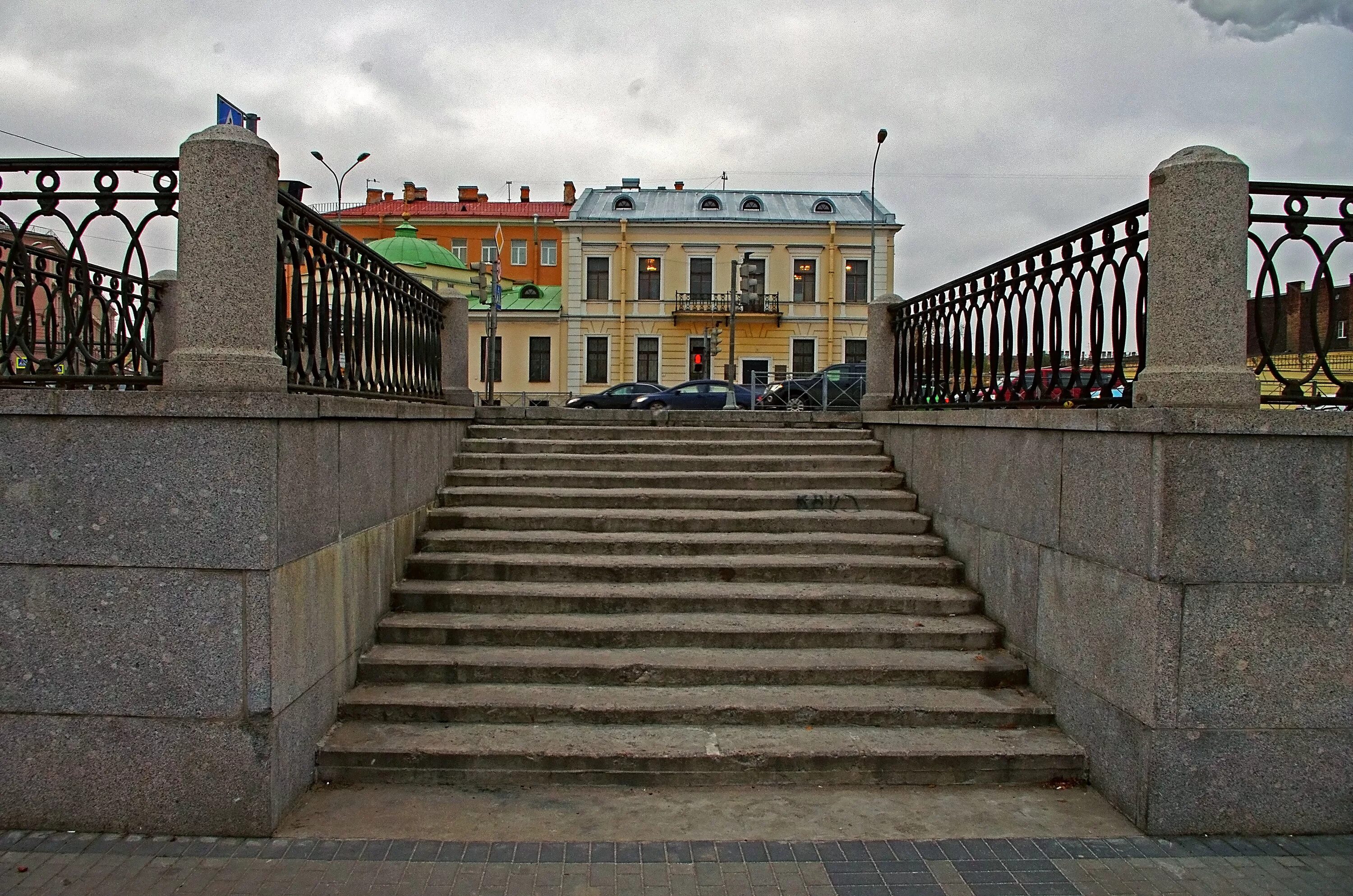 Ступеньки спб. Синопская набережная спуск к Неве. Питер спуск к Неве. Спуск к Неве на набережной Макарова. Спуск к Неве со львами в Санкт-Петербурге.