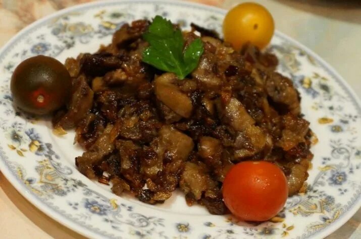 Почки жареные. Блюда из телячьих почек. Жареные говяжьи почки. Почки вкусно приготовленные. Вкусный рецепт почки говяжьи.