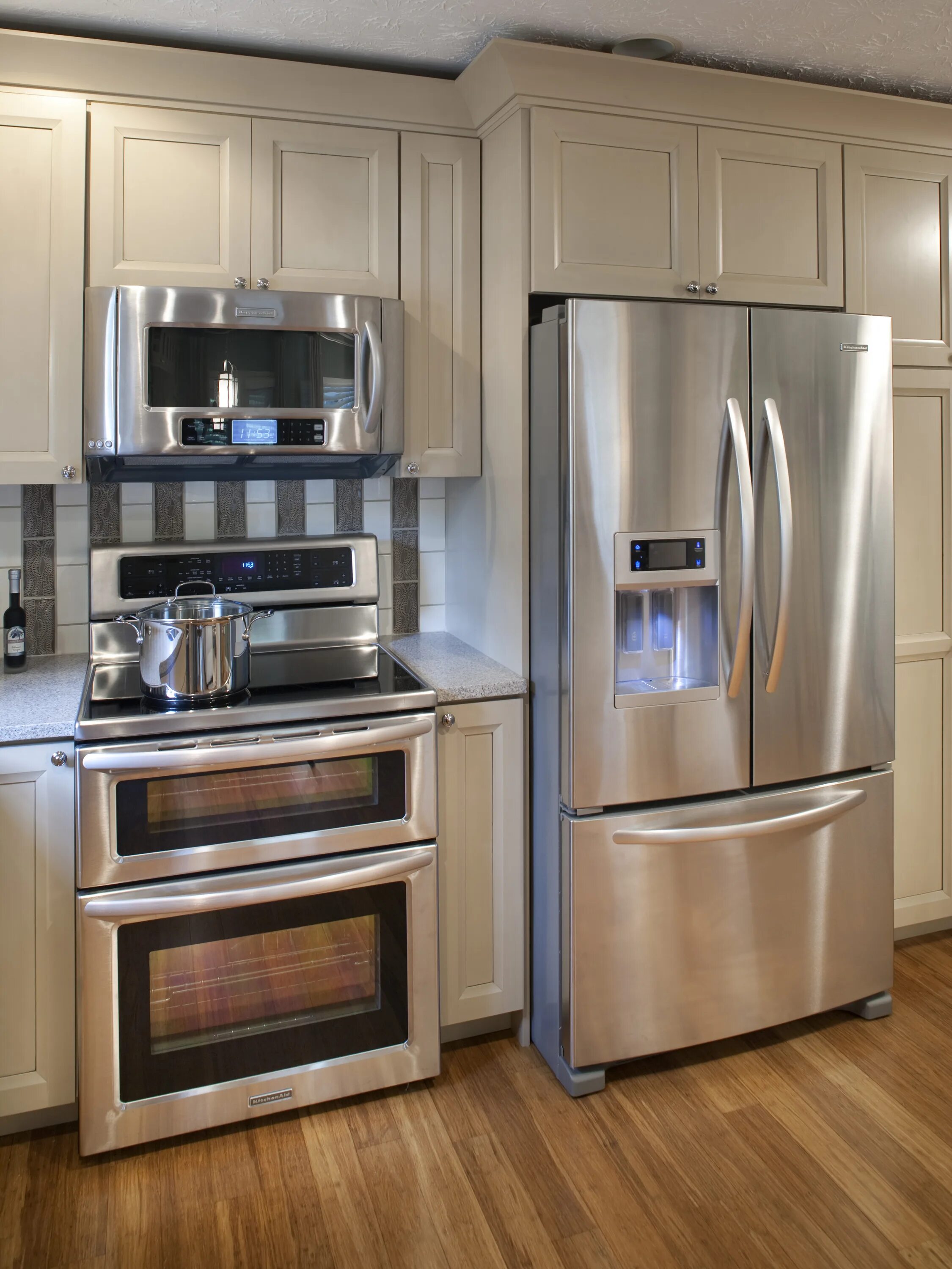 Какую технику выбрать для кухни. Холодильник 4-камерный stainless steel kitchen refrigerator 4 doors. встраиваемая бытовая техника для кухни индезит. кухня с встроенной бытовой техникой. встроенная кухня с холодильником.