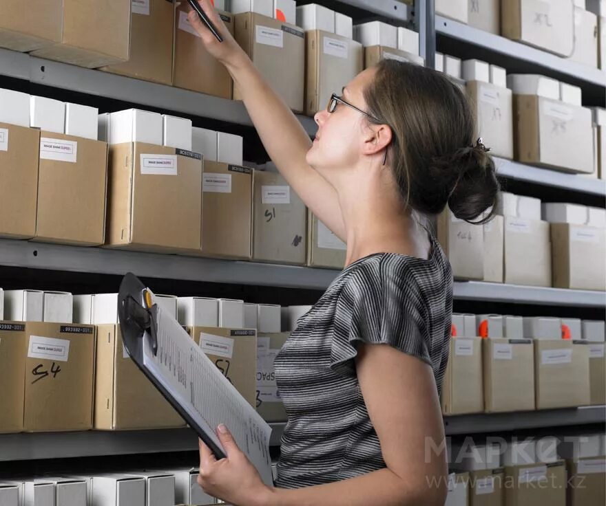 Работник с документами. Архивист в архиве. Работа сотрудником в архиве. Хранение документов в архиве. Историк в архиве.