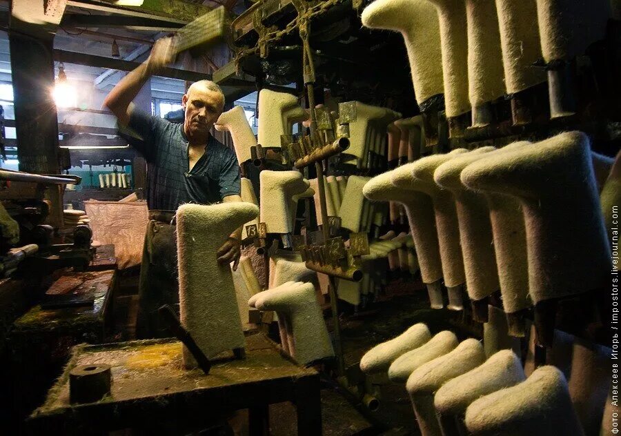 Кукморские валенки 19 век. Валенки. Валяльщик валенок. Валяние валенок. Валенки машинной валки.