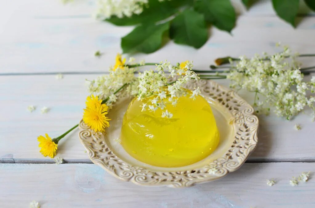 Lemon jelly. Лимонное желе. Желе желтое. Десерт лимонное желе. Лимонно сливочное желе.