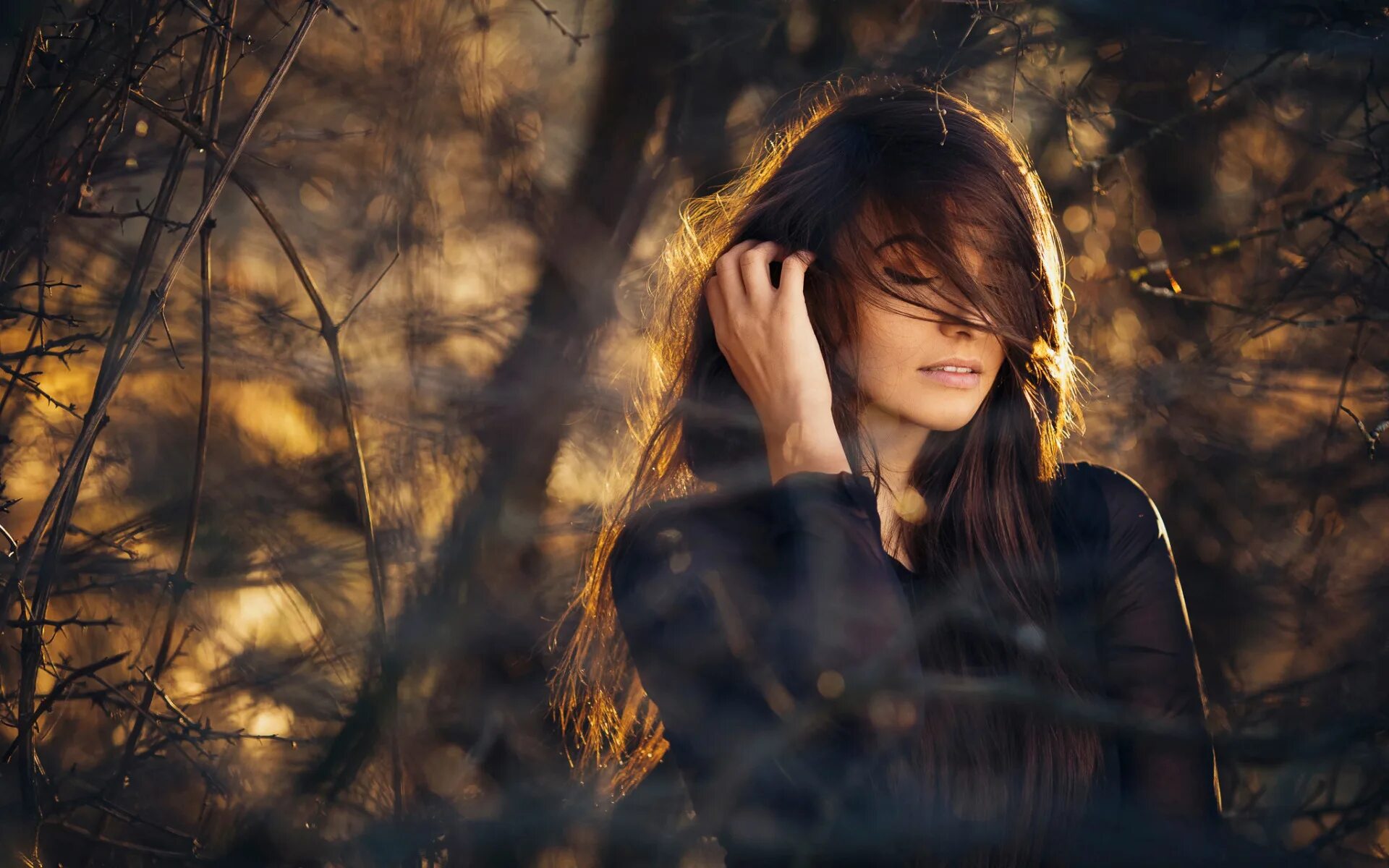 Осенний портрет. Портрет на природе. Девушка боком. Девушка в лесу портрет. Загадочно манящим светом