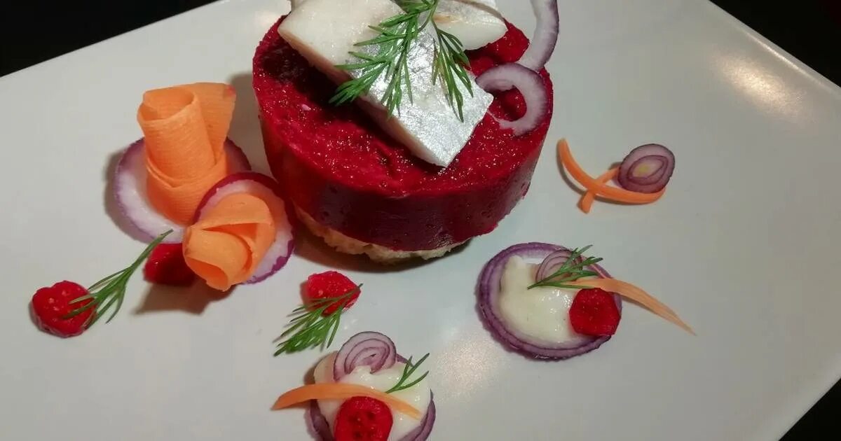 Мусс селедка под шубой. Мусс из свеклы. селедка с муссом из свеклы. свекольный мусс с селедкой. селедка канапе с муссом из свеклы.
