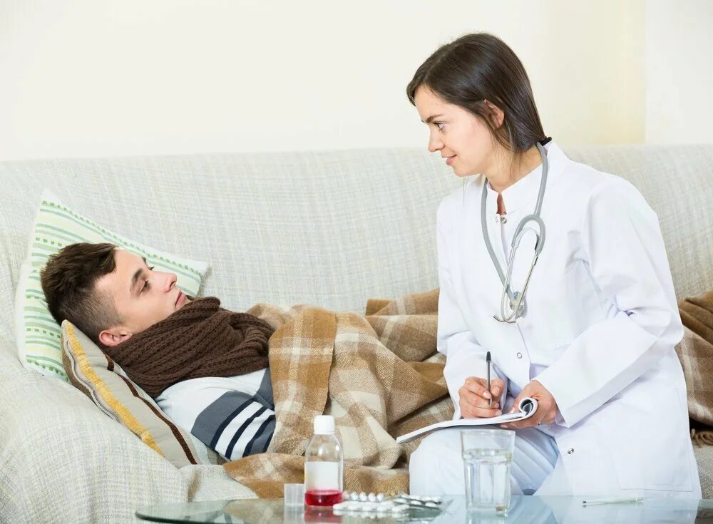 Заболело горло врач врачу. Пациент с больным горлом. Больной вызывает врача. Простуда врач.