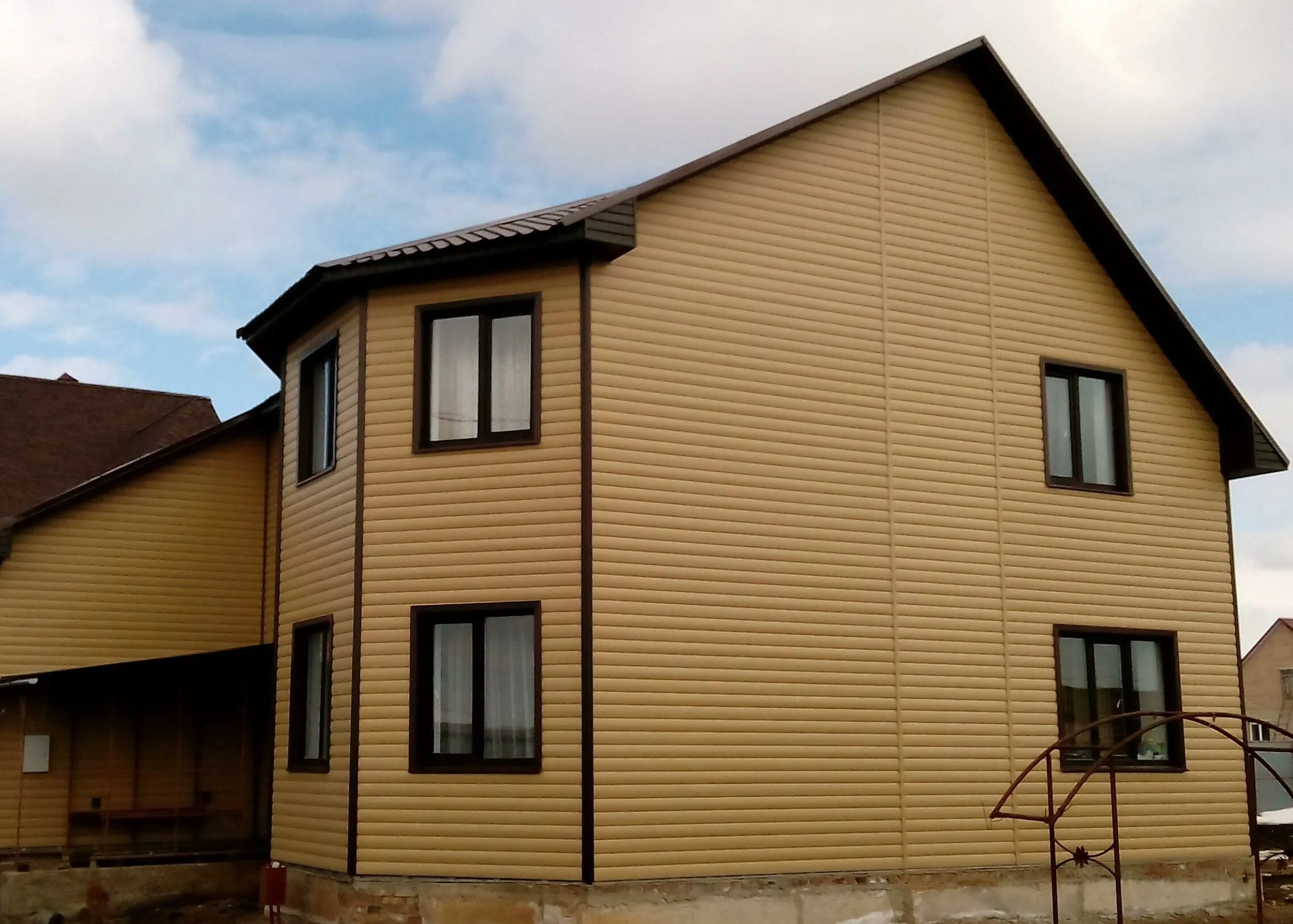 Сайдинг blockhaus docke lux миндаль. Блок хаус миндаль. Сайдинг блок хаус миндаль деке. Сайдинг деке брус кедр. Блок хаус миндаль.
