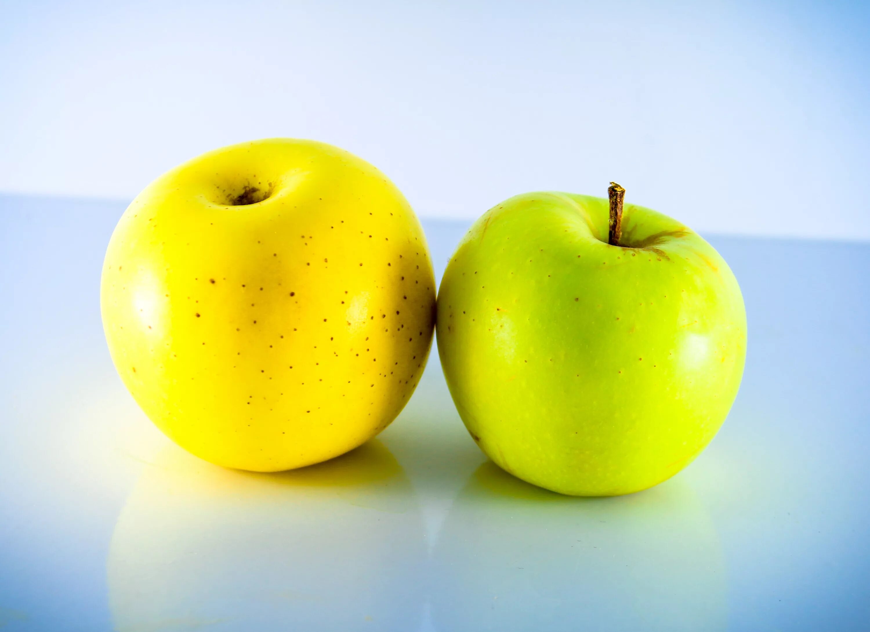 2 яблока. Яблоки желтые. Яблоки зеленое и желтое. Два яблока. 3 Яблока.