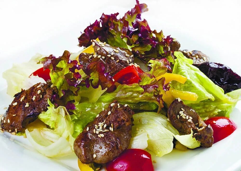 Салат с печеньем. Салат из говядины с овощами. Тёплый салат с куриной печенью и апельсингм. Салат с куриной печенью и яйцом пашот. Салат с куриной печенью.