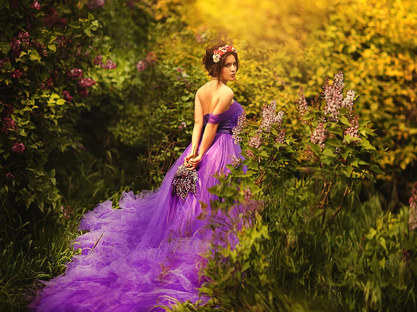 Нежнейший шлейф духов. Девушка в фиолетовом платье. Фотосессия в платье. Девушка в длинном платье. Сказочное платье.