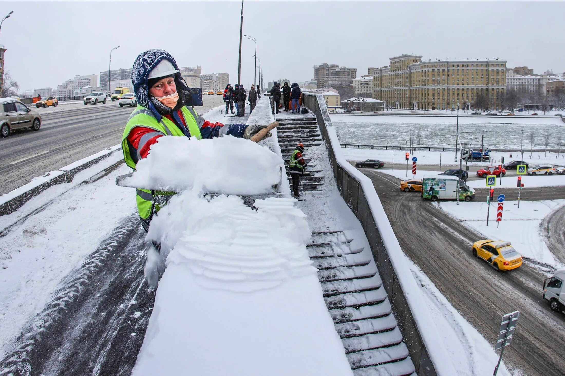 Snowfall на русском. Глобальный снегопад. На Москву обрушился циклон. Много снега выпало в Москве , картинки. В Москве будет снег 18 октября вторник МЧС..