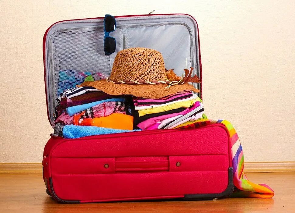 Чемодан фото. Чемодан с вещами. Собранный чемодан. Чемодан для путешествий. Собранные чемоданы с вещами.