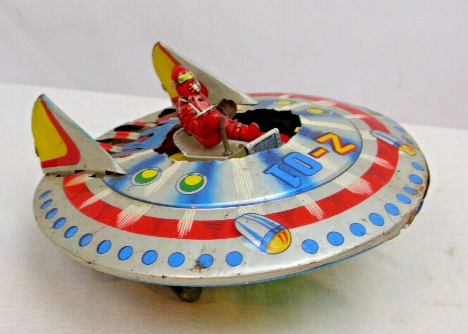 Flying toy. Игрушка UFO летающая тарелка. Flying Saucer Toy. Механизм Fly Flying Saucer игрушка. Игрушка Тишин папа тарелка летающая.