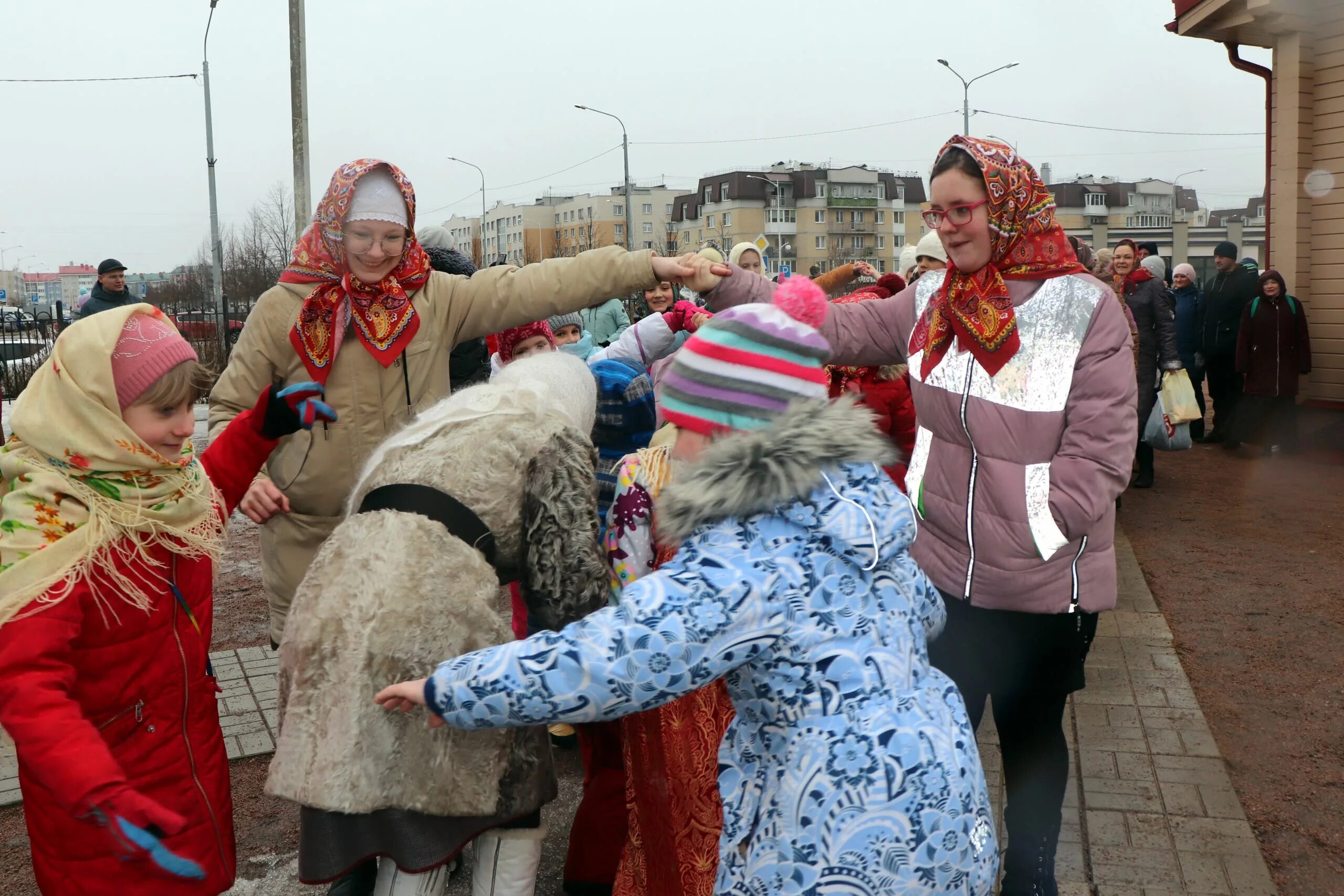 Масленичные гуляния хоровод. Масличные гулянья на приходе. Кожин проводы Масленица 2001 г. Масленичные гуляния 2024 ярославль