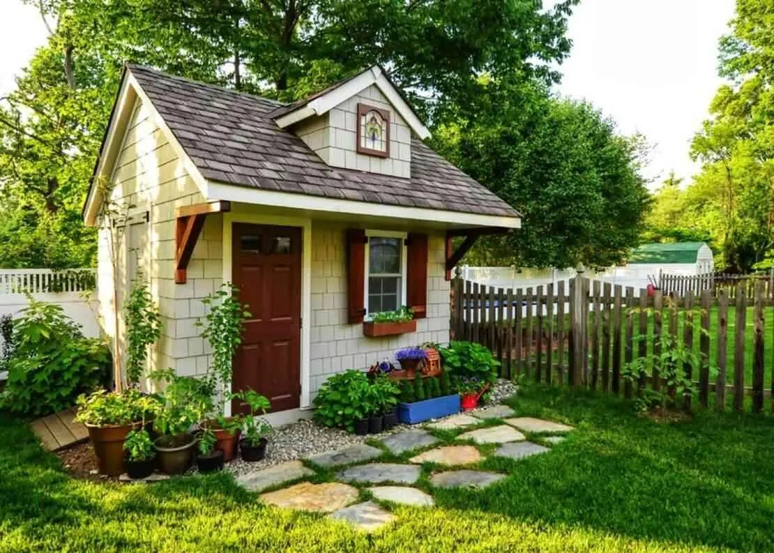 Стоит ли садовый. Маленький домик. Дачный домик. Красивая дача. Красивые домики для дачи.
