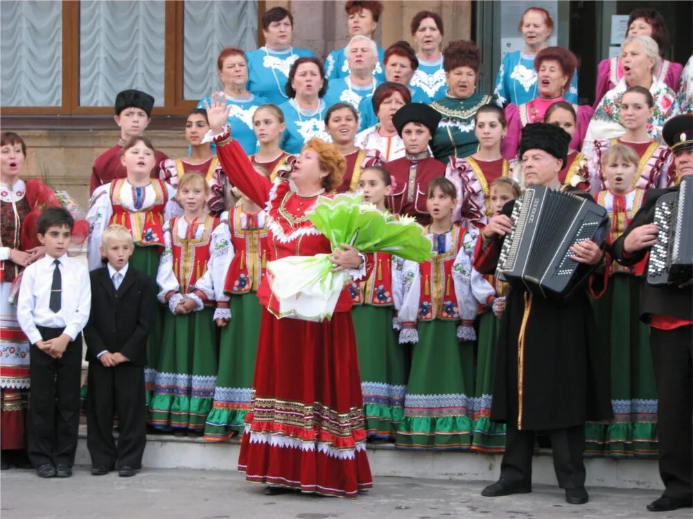 Дядьковская станица краснодарский край. Станица Дядьковская Краснодарский. Дядьковская станица Краснодарский край ДК. Население станицы Дядьковской. Концертный зал станицы Дядьковской.