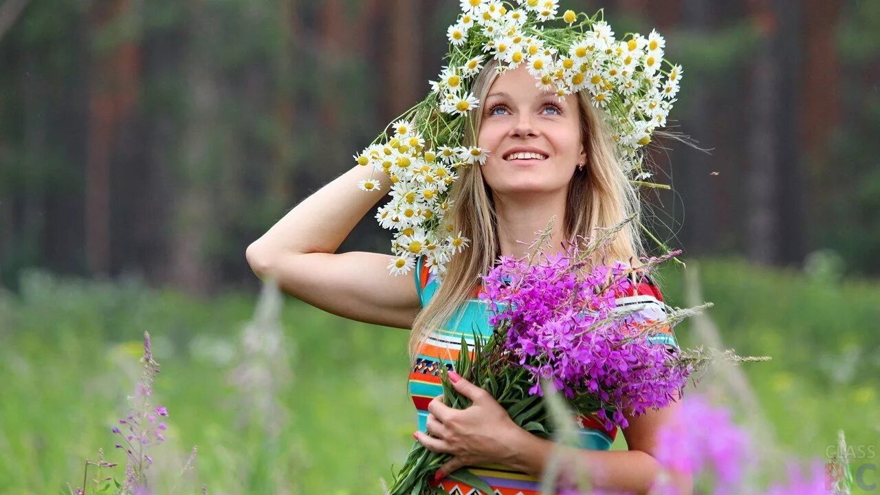 Совсем на природе. Девушка в венке из цветов. Красивые летние фотосессии. Девушка с полевыми цветами. Фотосессия на природе.