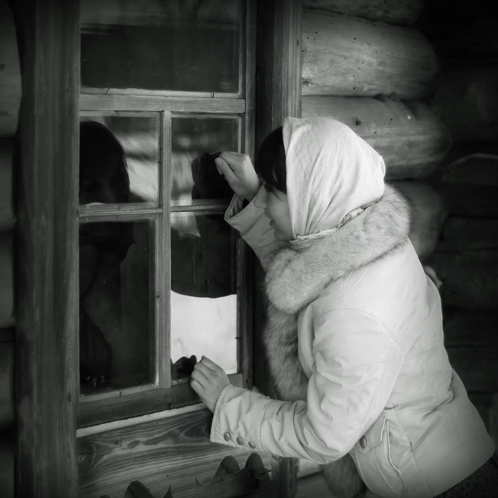 Человек стучит в окно. Баба в окне. Деревенская девушка в окне. Стучит в окно.