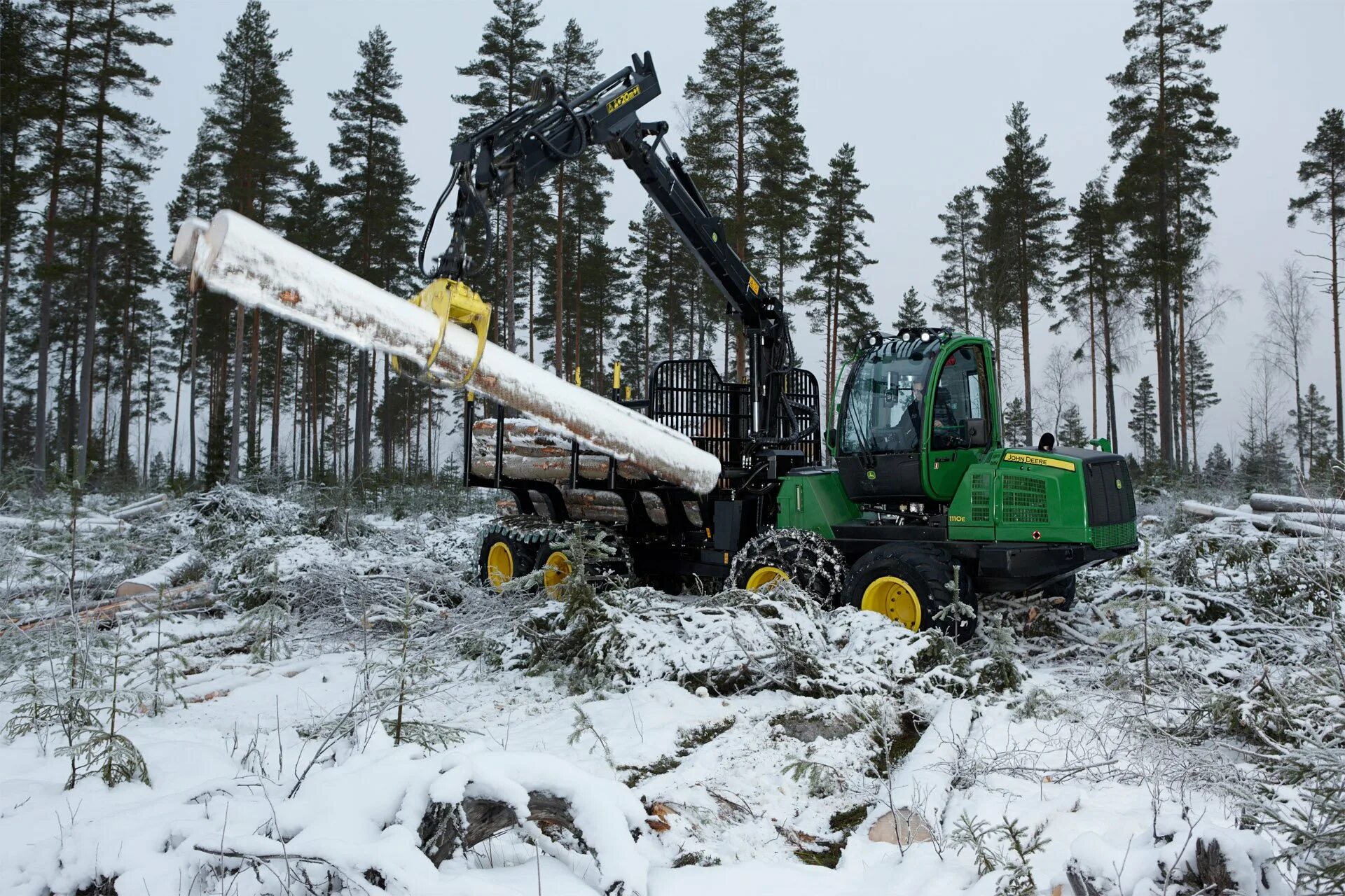 Харвестер лесозаготовительный. Харвестер John Deere. John Deere 1110e. Форвардер Джон Дир. John Deere Лесозаготовительная техника.