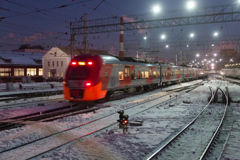 Поезд спб курск. Электричка Киров ежиха. Ласточка на вокзале Киров. Курский вокзал поезда. Курский вокзал зимой.