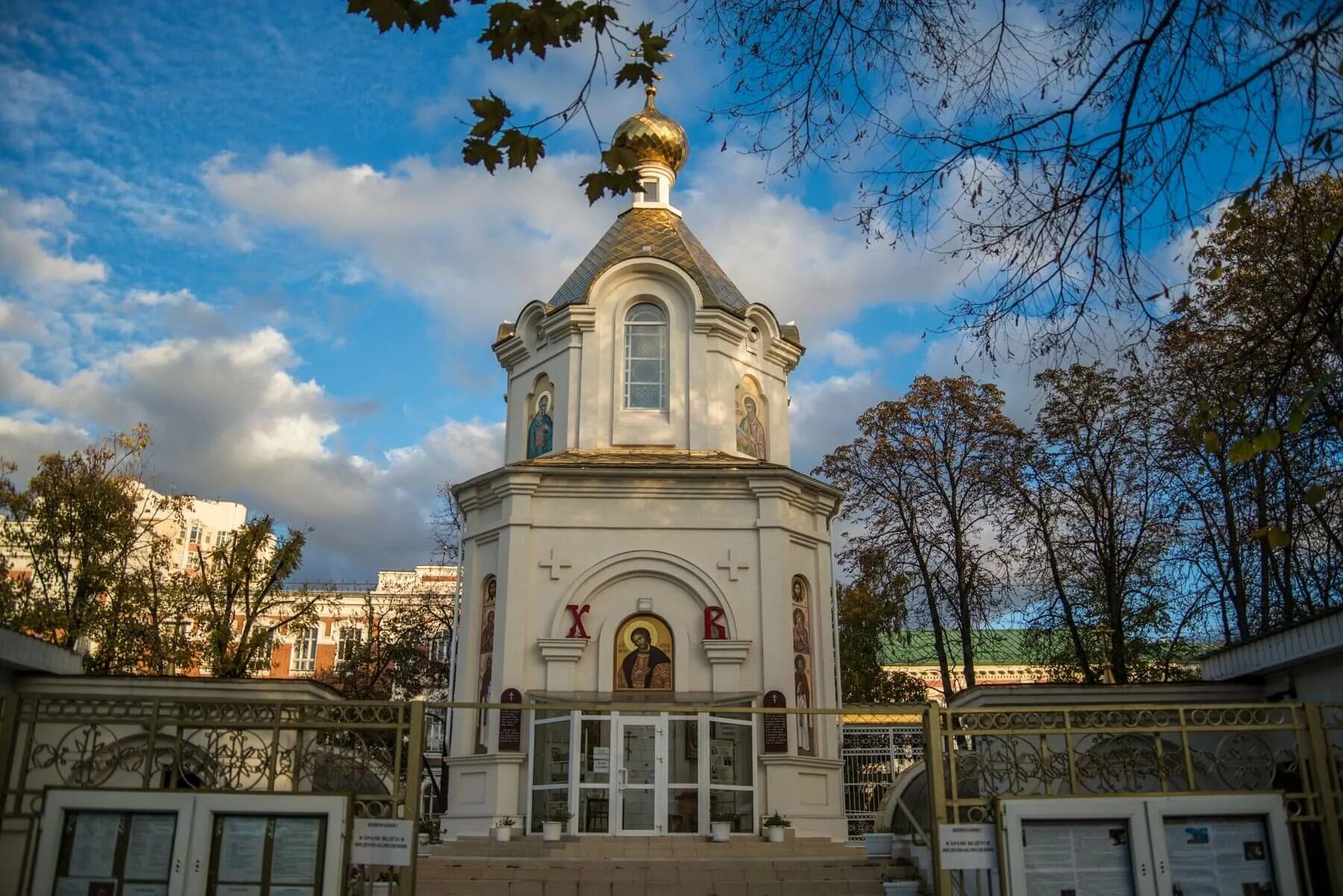 Храм церковь часовня. Храм часовня александра невского в краснодаре. храма &quot;храм-часовня александра невского&quot; в городе краснодаре. храм в сквере жукова краснодар. часовня памятник александра невского краснодар.