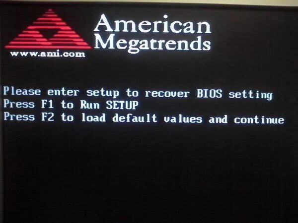 При включении компьютера f1 и f2. При загрузке компьютера просит нажать f1. Красный треугольник при загрузке компьютера. F1 при запуске компьютера. Черный экран пищит