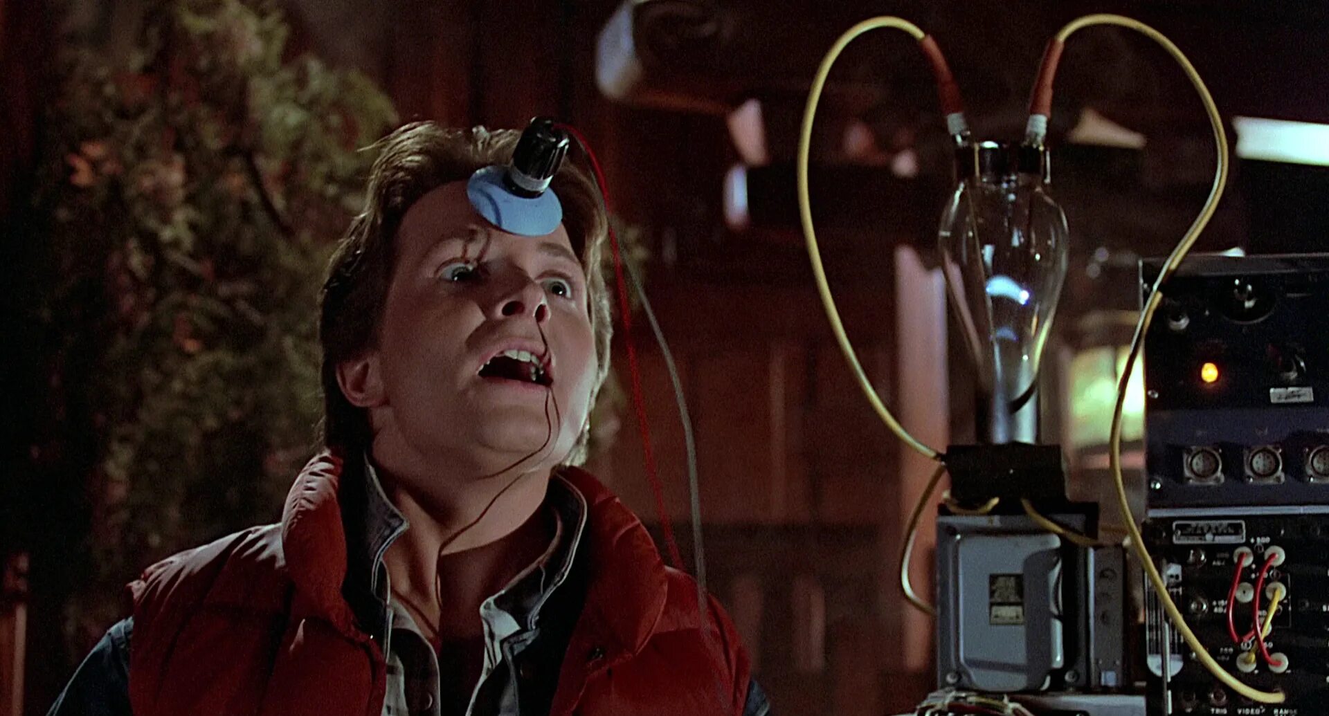 Марти макфлай и док браун. Марти макфлай и дженнифер. Назад в будущее back to the future 1985. Назад в будущее фильм 1985. Назад в будущее back to the future 1985.