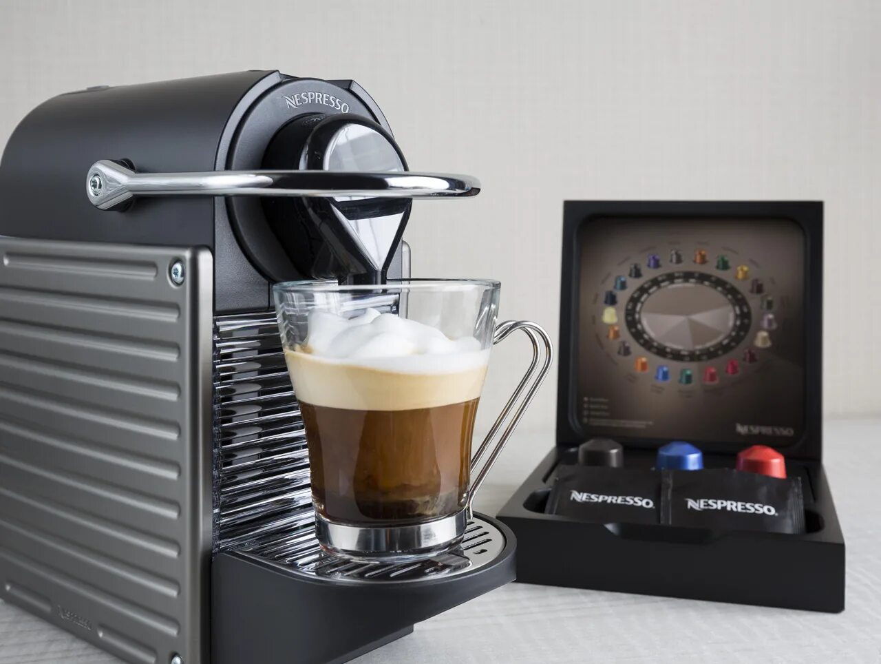 Ремонт капсульных кофемашин неспрессо delonghi. Nespresso кофемашина mini c30. кофеварка delonghi nespresso. кофемашина nespresso next. кофемашина неспрессо mini реклама.