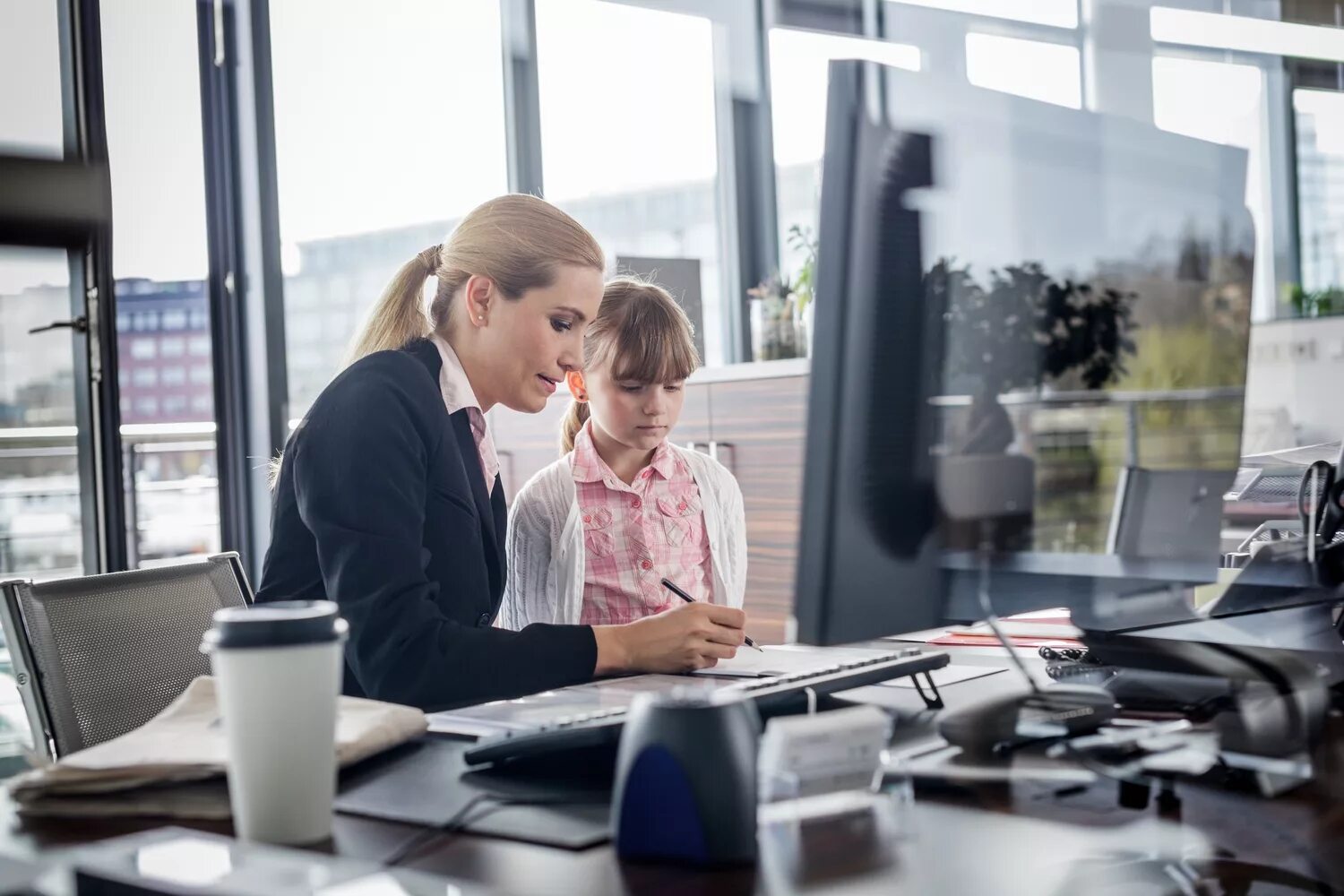 Do your mother work. Дети в офисе. Работа в офисе. Женщина с ребенком в офисе. Бизнесвумен с детьми.