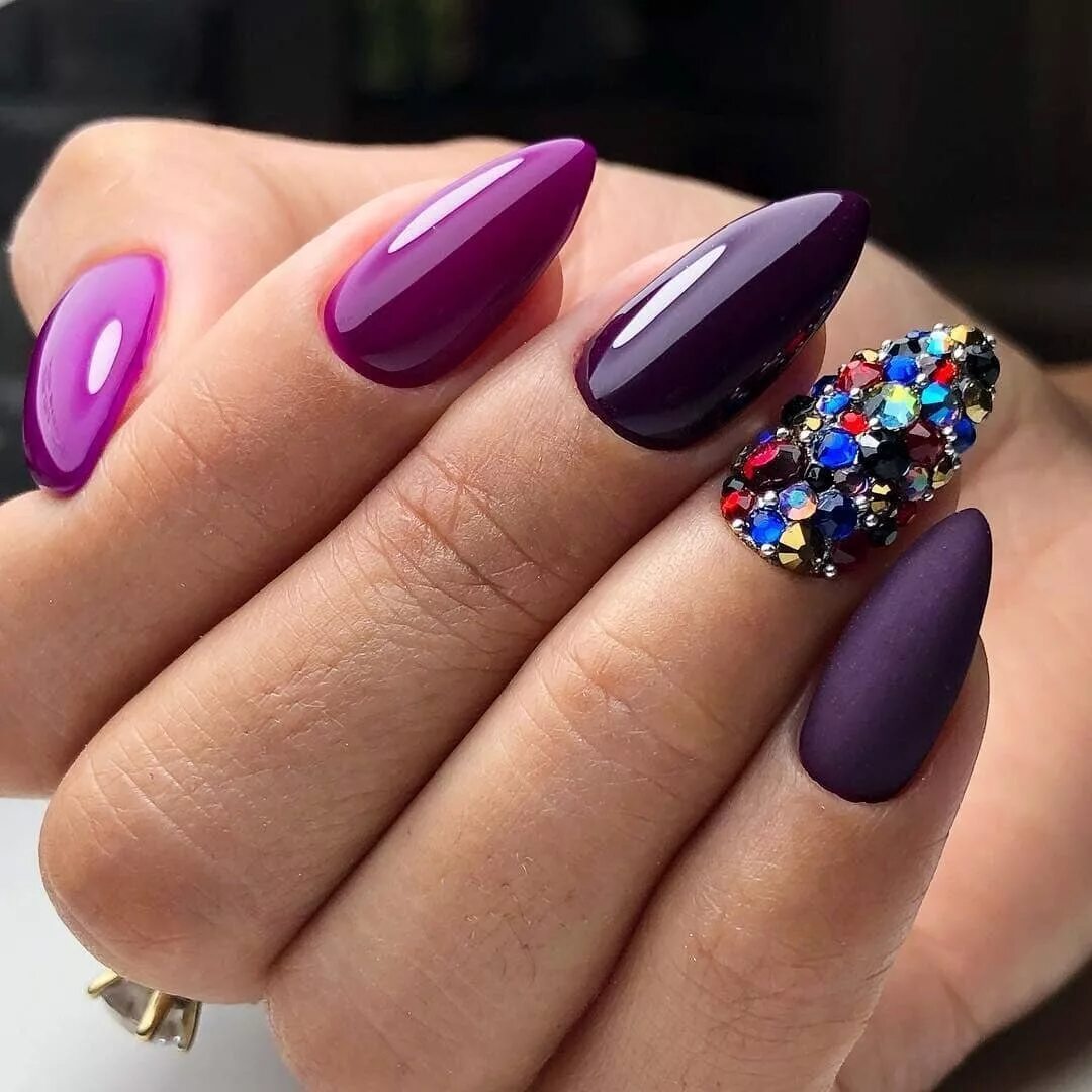 фиолетовый маникюр со стразами. фиолетовый френч. фиолетовый маникюр. фиолетовый маникюр со. маникюр в черешневых тонах.