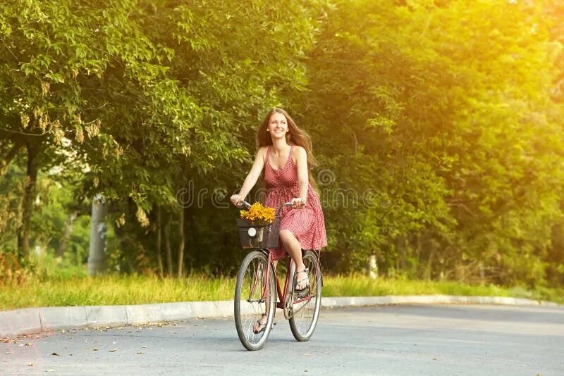 Счастливая девушка на велосипеде. Человек на велосипеде. Фотосессии с велосипедом в парке. Девушка в длинном платье на велосипеде. Ездить на велосипеде беременной