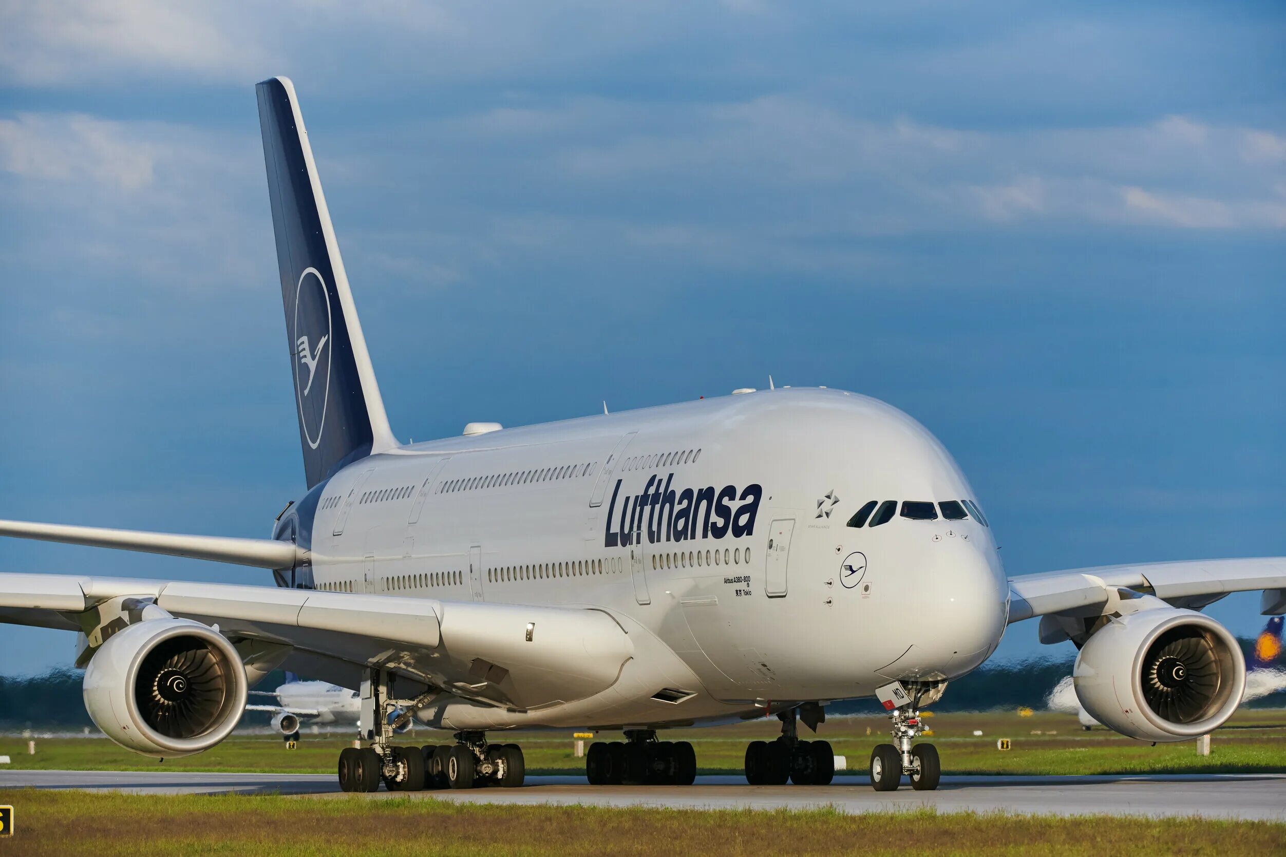 Значение слова аэробус. Аэробус а380 двухпалубный. A380 Lufthansa. Самый большой самолёт в мире пассажирский а380. А380 широкофюзеляжный.
