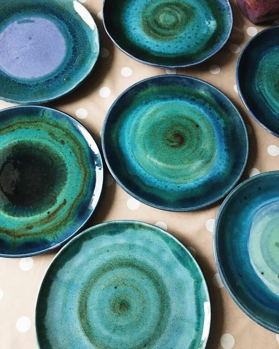 Глазурованная керамическая посуда. Керамическая тарелка. Глазурованная керамика тарелка. Тарелка глазурь керамика. Фаянсовая глазурь