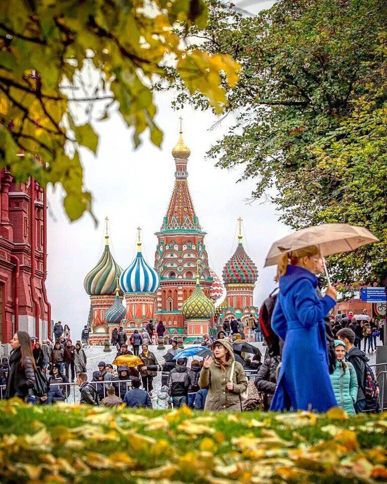 Доброе утро москва. Красная площадь осень. Москва прогулка. Москва люди. Прогулки по Москве.