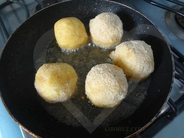 Рецепт картофельных шариков из пюре на сковороде. Рецепт картофельных шариков из пюре на сковороде. Картофельные шарики из пюре с сыром. Рецепт картофельных шариков из пюре на сковороде. Картофельные шарики из пюре.