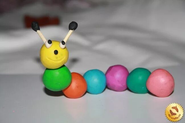 гученица измластилина. гусеница колдина лепка. лепка гусеницы из пластилина. лепим из пластилина с детьми. поделки из пластилина.