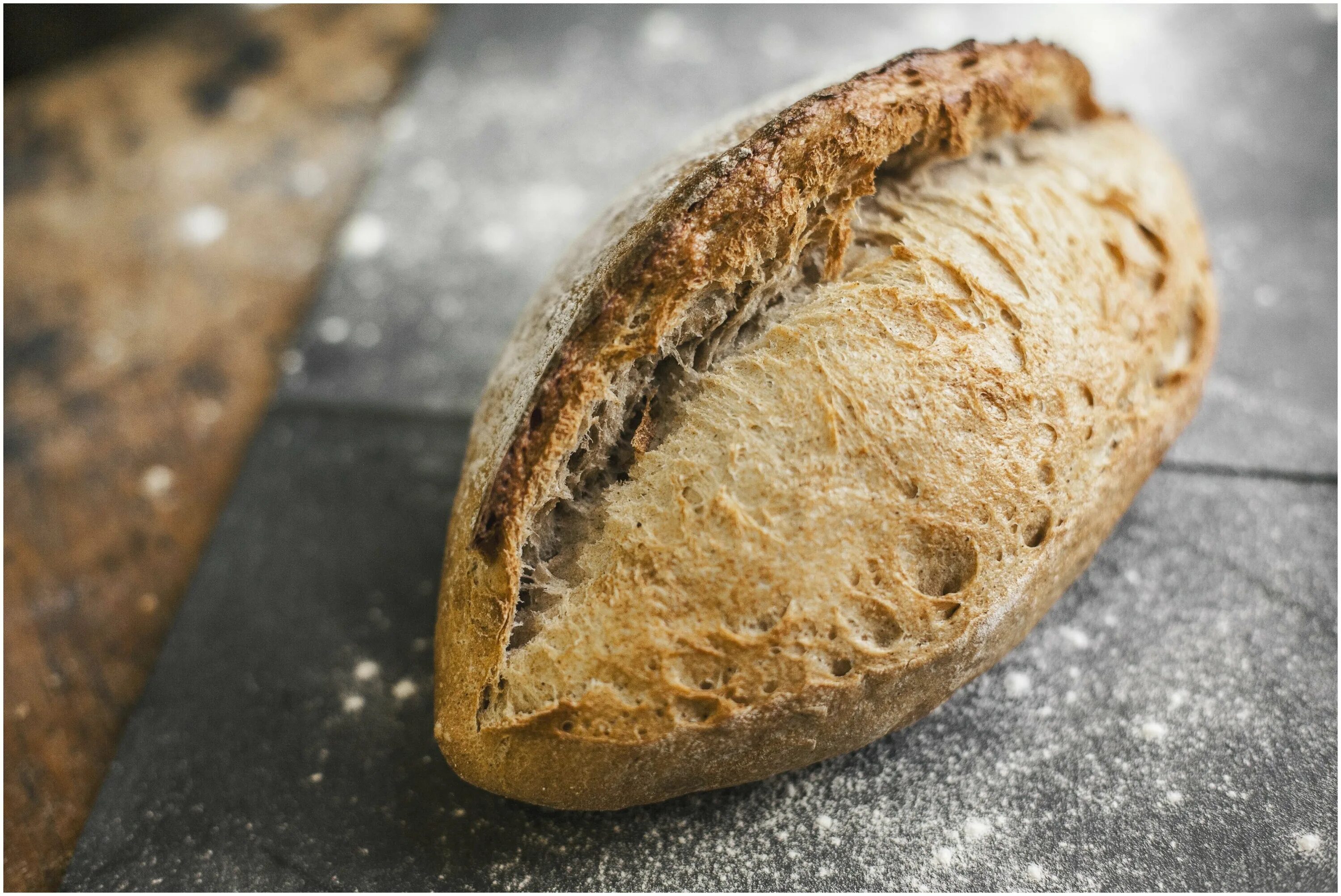Пшеничный цельнозерновой хлеб на закваске. Хлеб Тартин пшеничный. Sasha Bread пекарня. Чиабатта пшеничная. Хлеб пшеничный цельнозерновой.