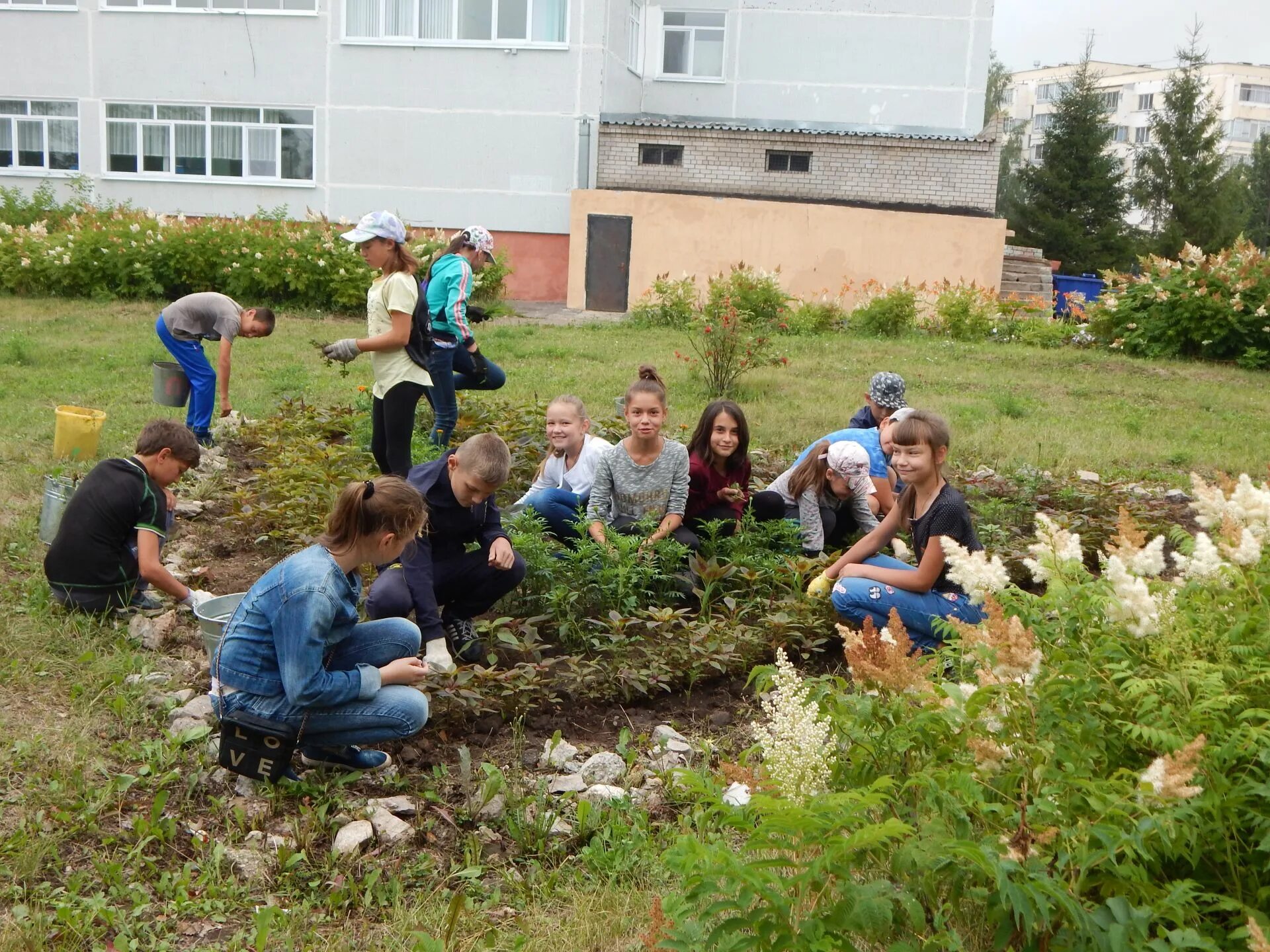 Практика в школе 3. Летняя практика в школе. Трудовая практика в школе. Летняя Трудовая практика на пришкольном участке. Летняя Трудовая практика в школе.