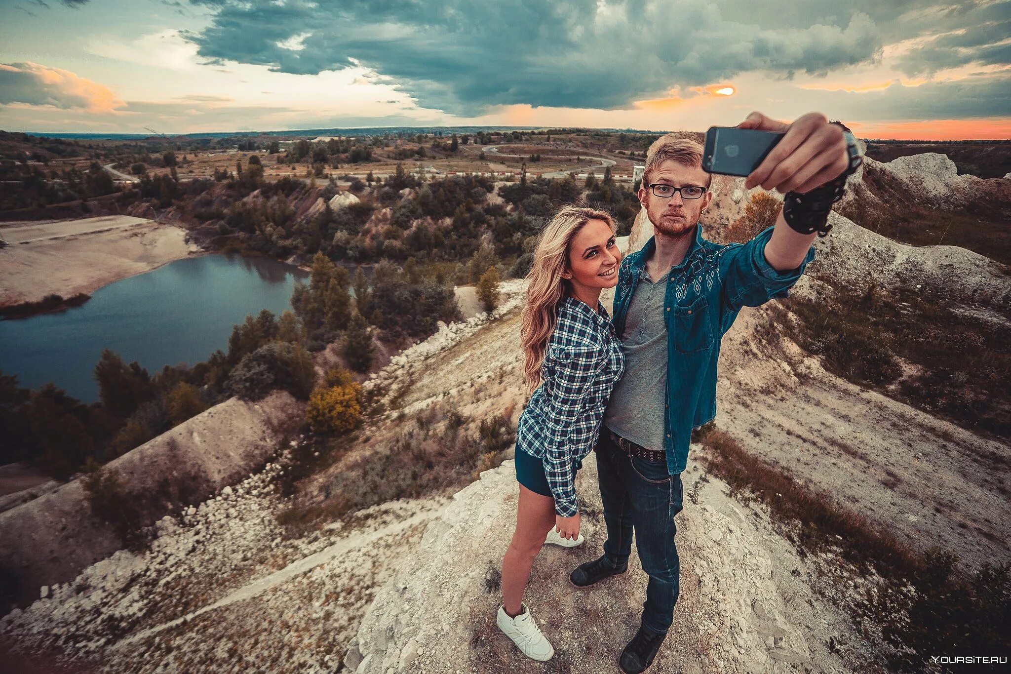Селфи теме. Селфи на природе. красивый парень селфи. парень и девушка фотографируются. селфи на фоне природы.