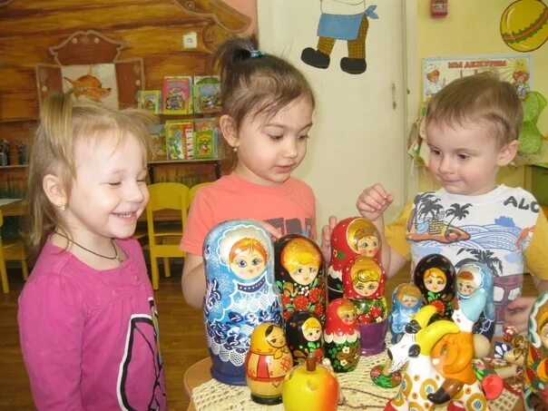 Группа матрешки в детском саду. Филимоновская игрушка. Дымковская игрушка киров вятская слобода. Тема народная культура и традиции. Тема народная игрушка.