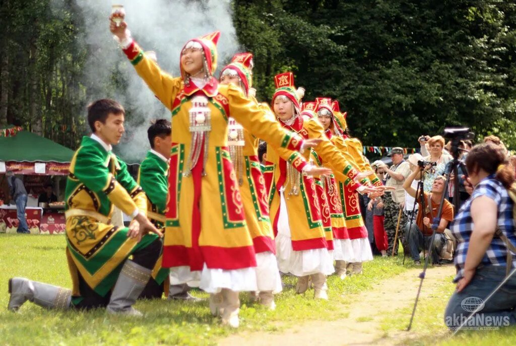 Ысыах ункуу. Ысыах одежда. Ысыах в СПБ. Олонхо танцы. Sakha news