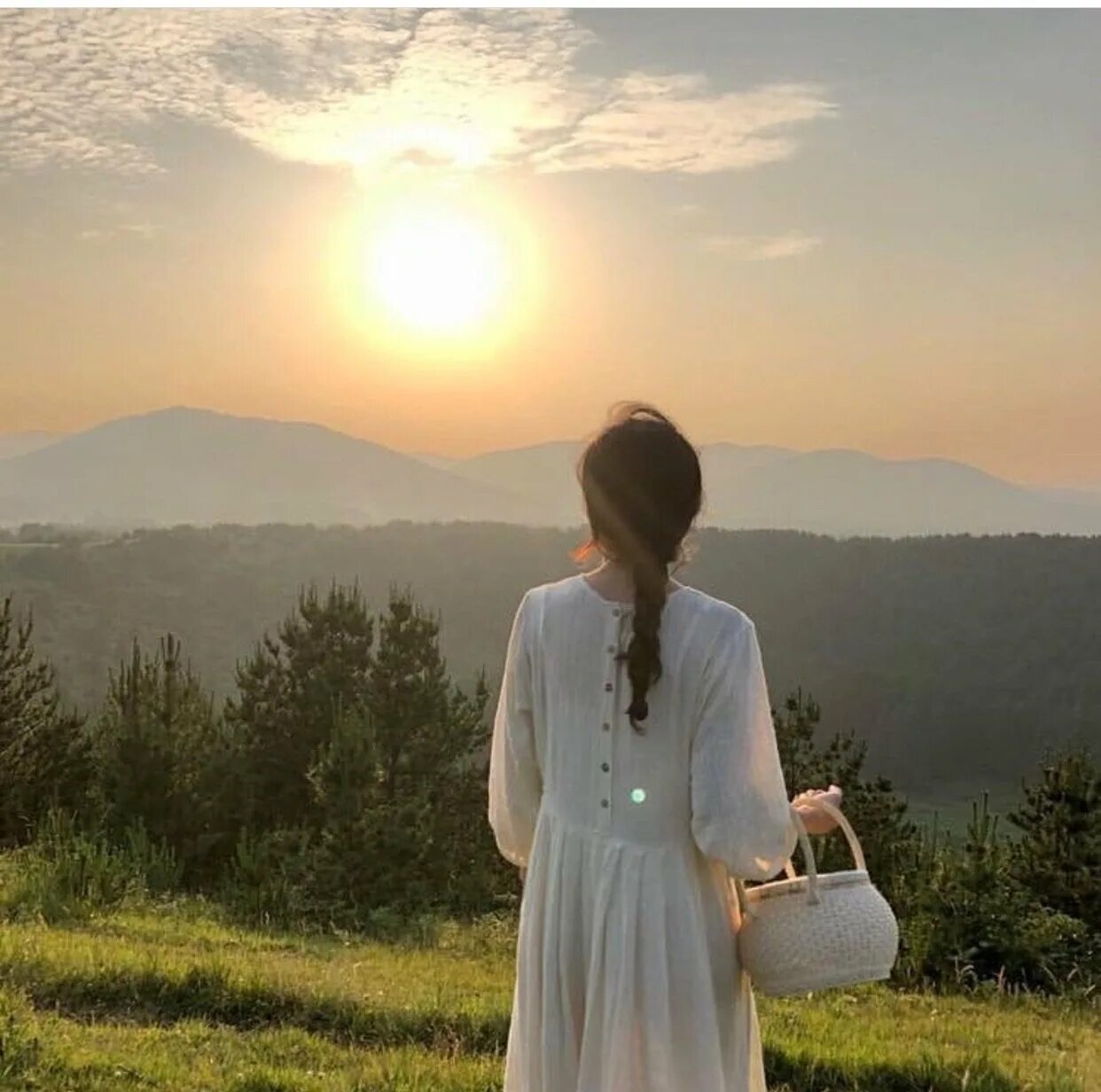 Девушка в облаках. Блондинка в белом платье. Романтичная девушка. Скромные мечты. Изящная девушка.