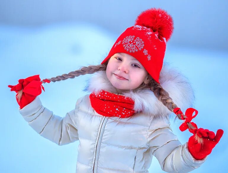 Зимнее настроение. Зима. Зимняя девушка. Зимний солнечный пейзаж. Красота зимы.
