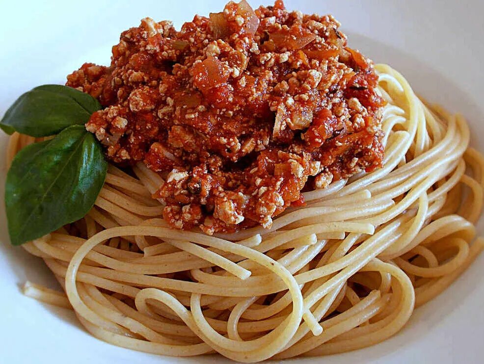 Болоньезе что входит. Spaghetti bolognese. паста болоньезе. мафальдине болоньезе. болоньезе макароны болоньезе.