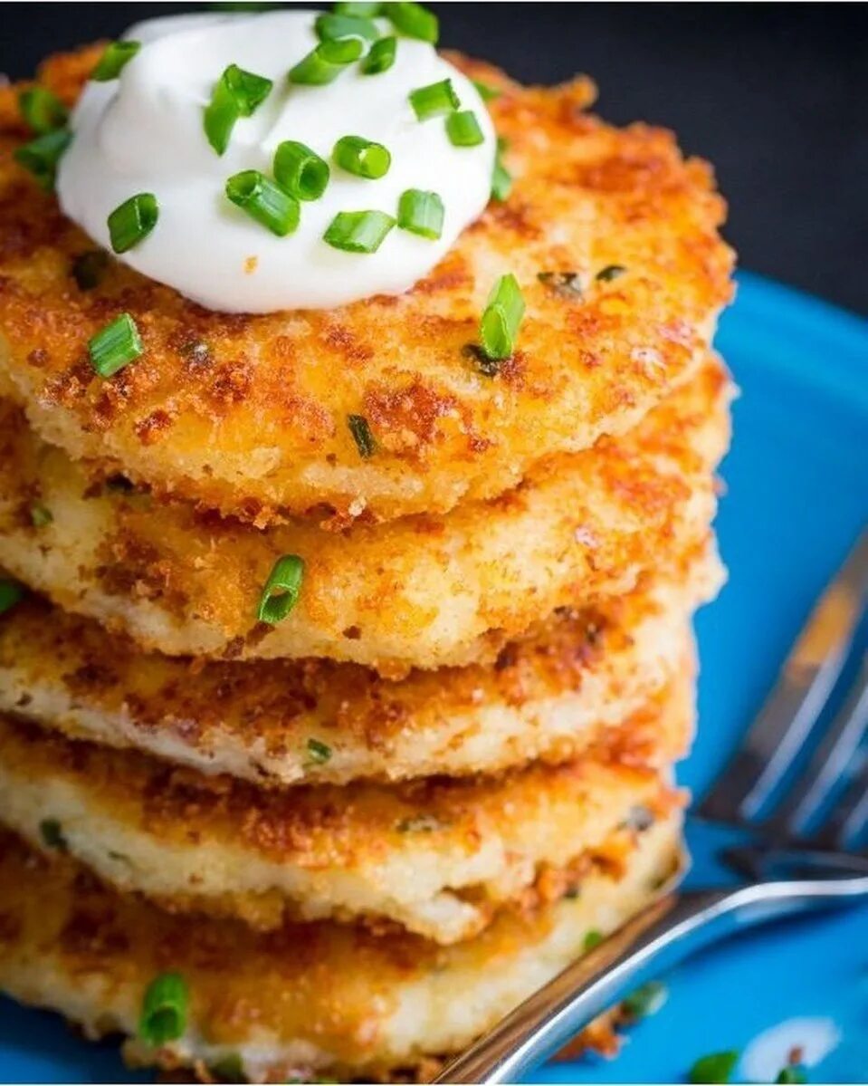 оладьи из картофеля. картофельные оладьи из пюре на сковороде. картофельные оладушки на сковороде. оладьи с картошкой. оладьи из картофеля.