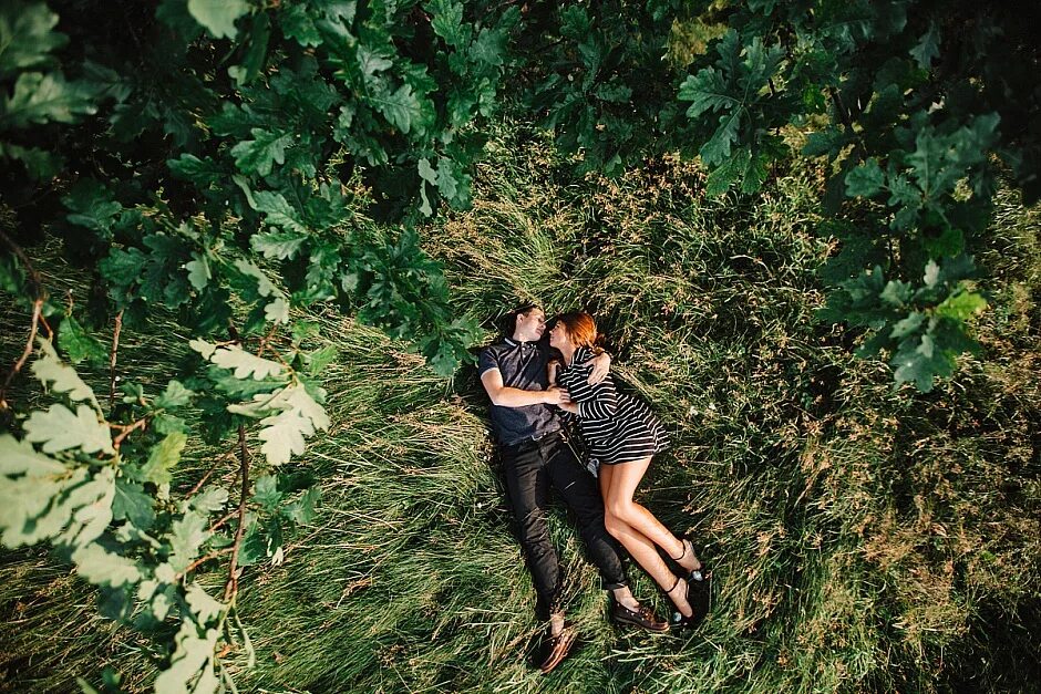 мужчина и женщина в лесу. влюбленные в лесу. пара живет в лесу. романтика в лесу. поцелуй в лесу.
