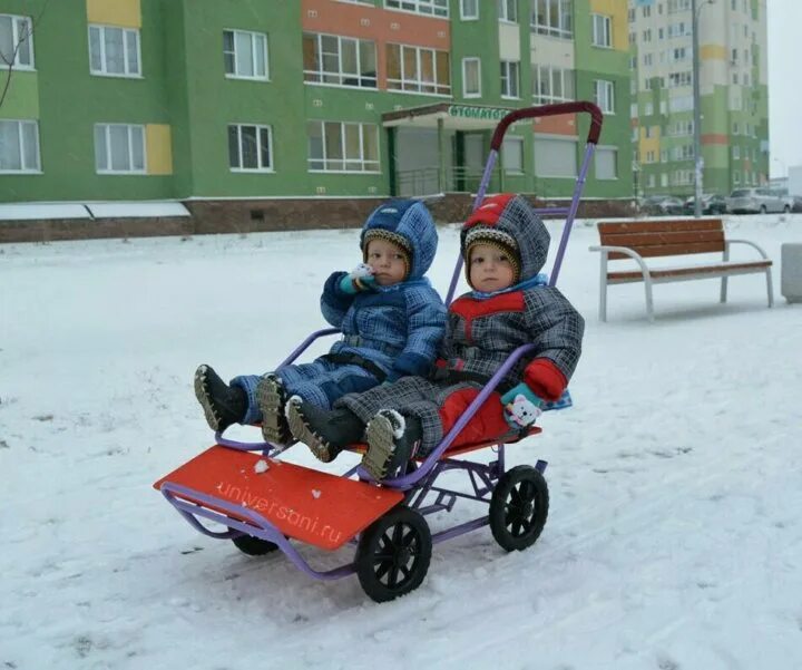 Двойные санки. Санки для погодок. Санки двухместные с колесами. Санки для двойни. Двое саней тип