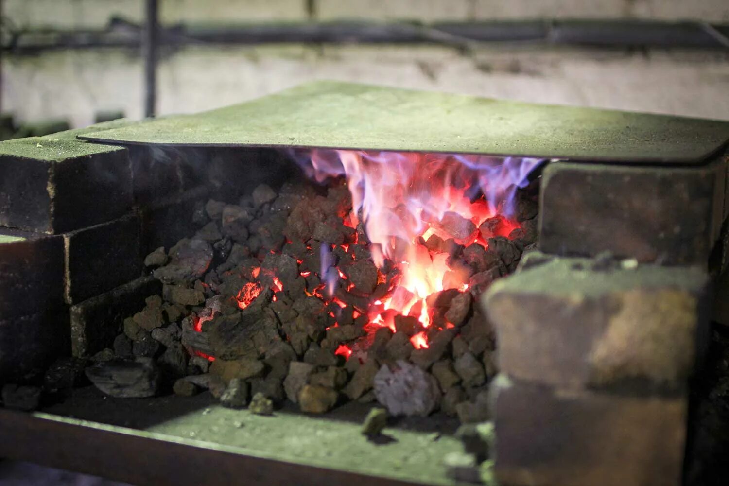 Печь для закалки металла. Горн для закалки металла. Термообработка томпака. Печка для закалки металла на углях.
