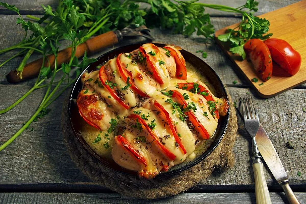 Язык с овощами в духовке. Куриное Капрезе. Курица Капрезе. Курица Капрезе в духовке. Куриное филе с сыром Капрезе.